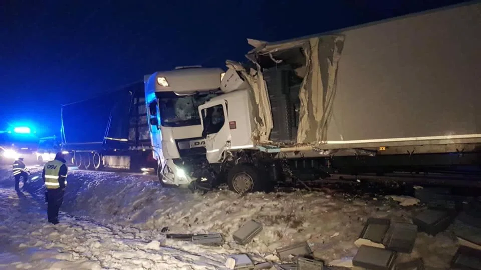 U Štoků se čelně střetly náklaďáky, doprava se zde řízena kyvadlově