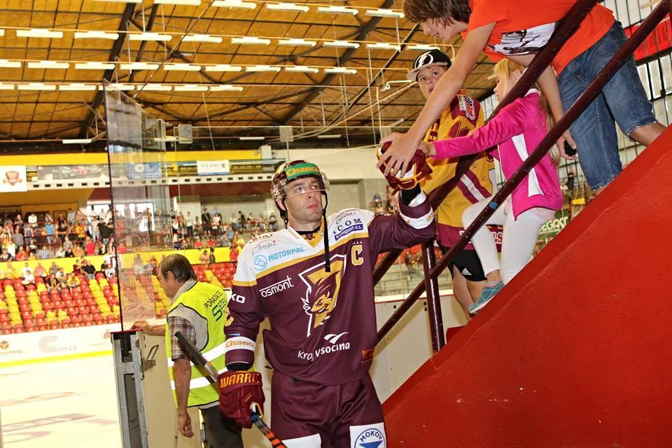 Dukla nadělovala už několik dní před Vánocemi. Ústí vstřelila osm gólů a s náskokem vede