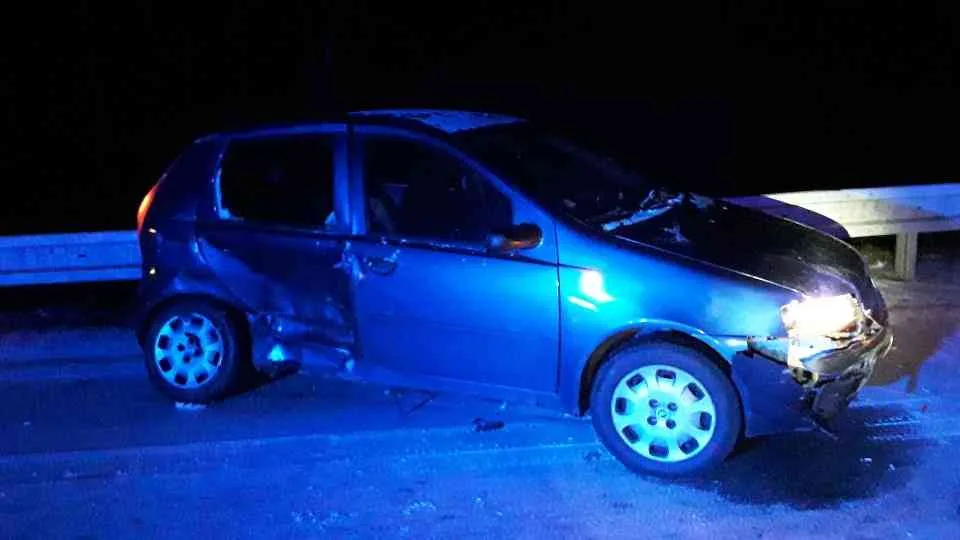 Ranní dopravní nehoda dvou osobních aut si vyžádala jedno zranění