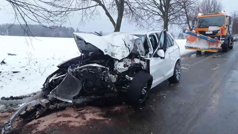 Osobní auto narazilo do stromu. Zranil se jeden dospělý a dvě děti