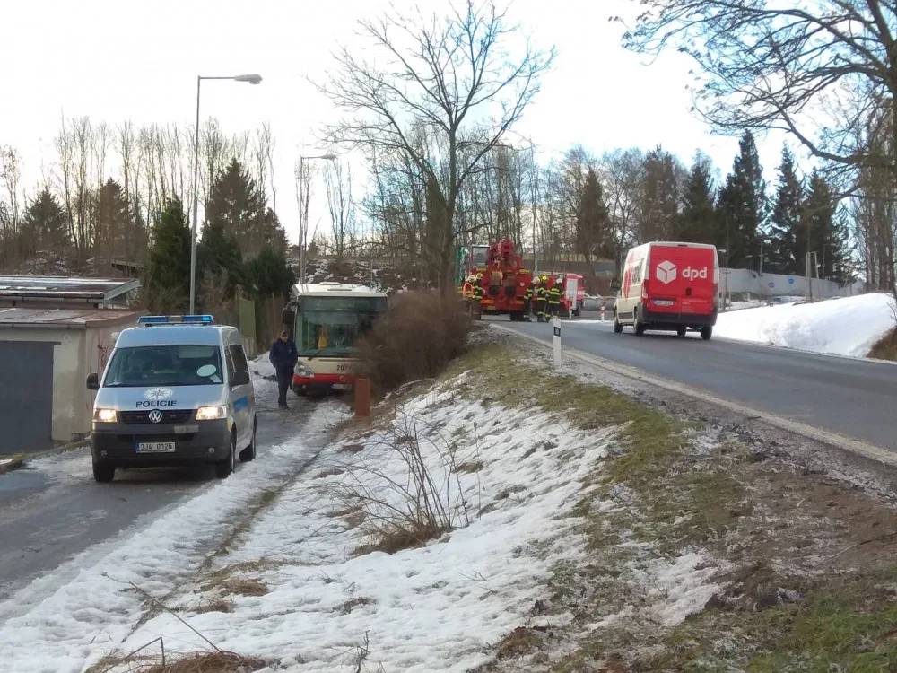 Havarovaný autobus na Telečské ulici