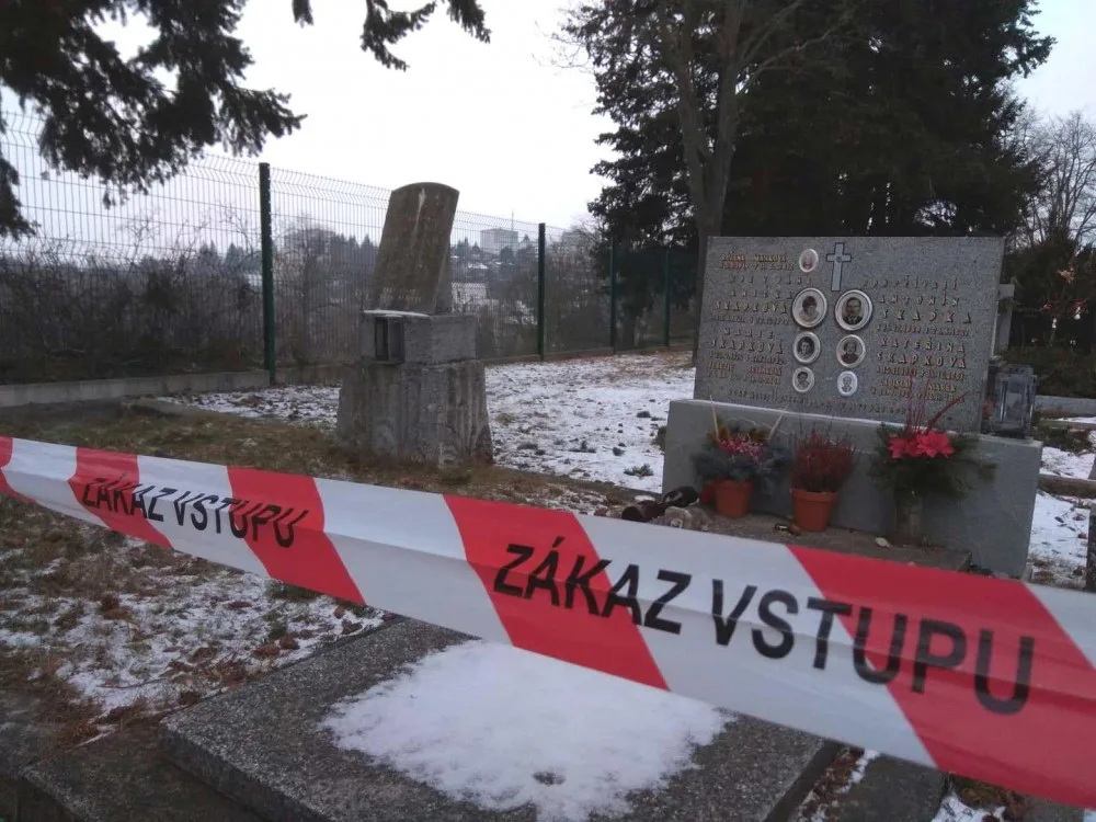 Do části hřbitova na Kalvárii byl omezen přístup. Kvůli skále, u které se sesula půda