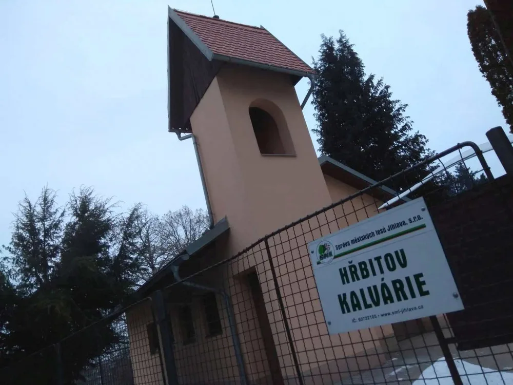 Do části hřbitova na Kalvárii byl omezen přístup. Kvůli skále, u které se sesula půda