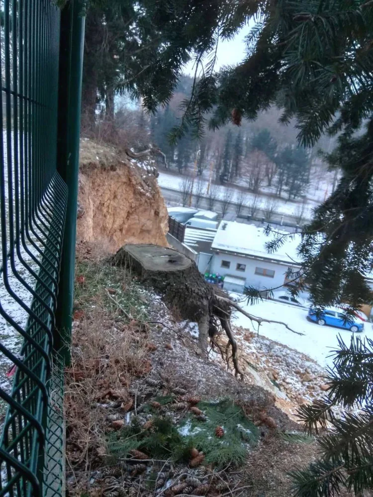 Do části hřbitova na Kalvárii byl omezen přístup. Kvůli skále, u které se sesula půda