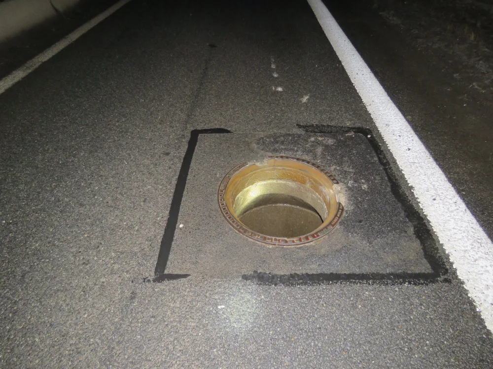 Řidič na přivaděči najel na poklop, který se zvednul. Úsek je uzavřený, byla vyznačena objížďka
