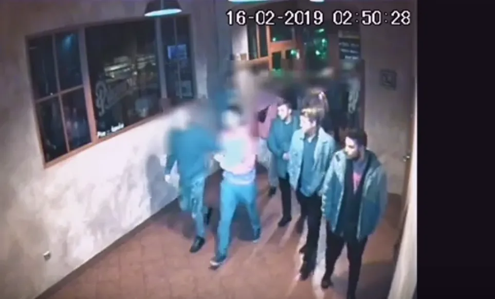 Napadení v Dělnickém domě. Policisté hledají trojici mužů na kamerovém záznamu