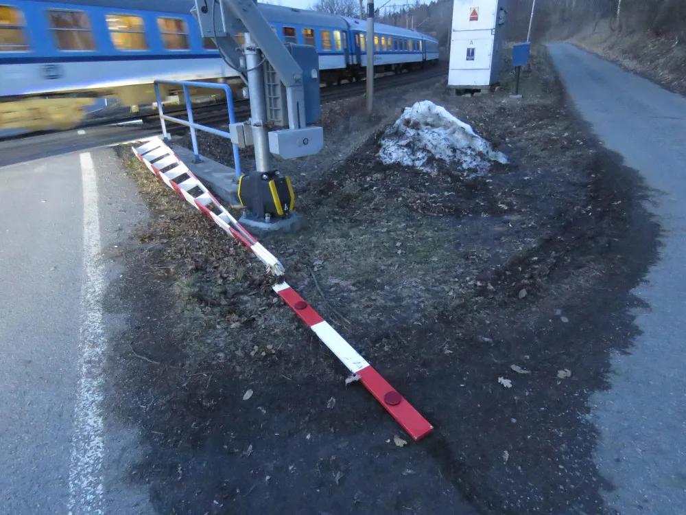 Než aby narazil do auta stojícího na přejezdu, zpřelámal řidič Avie závory a pokračoval v jízdě dál