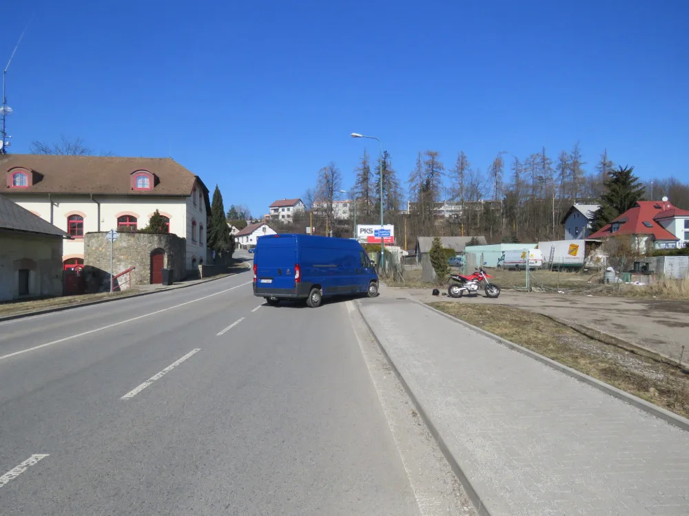 Na Humpolecké ulici se bouralo. Policie hledá svědky, kteří by pomohli s vyšetřováním