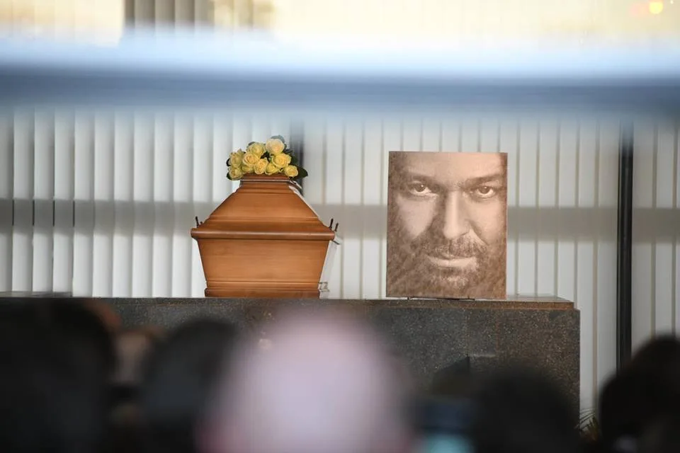 S Jiřím Pomeje se přišly rozloučit stovky lidí. Nechyběli ani kolegové z herecké branže