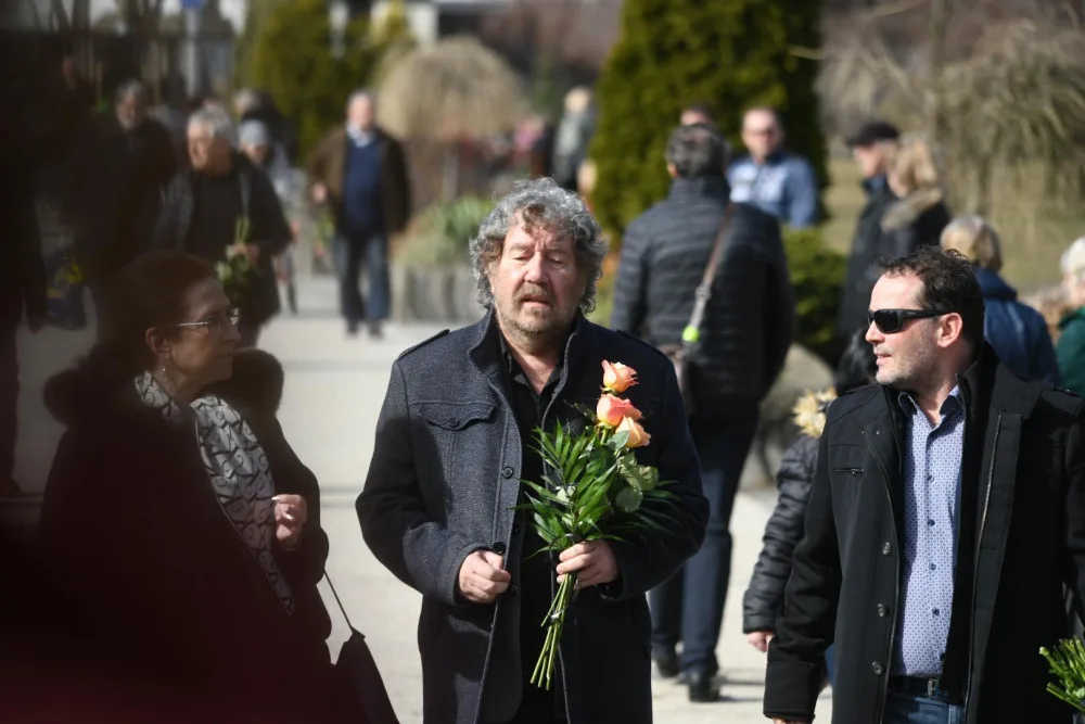 S Jiřím Pomeje se přišly rozloučit stovky lidí. Nechyběli ani kolegové z herecké branže