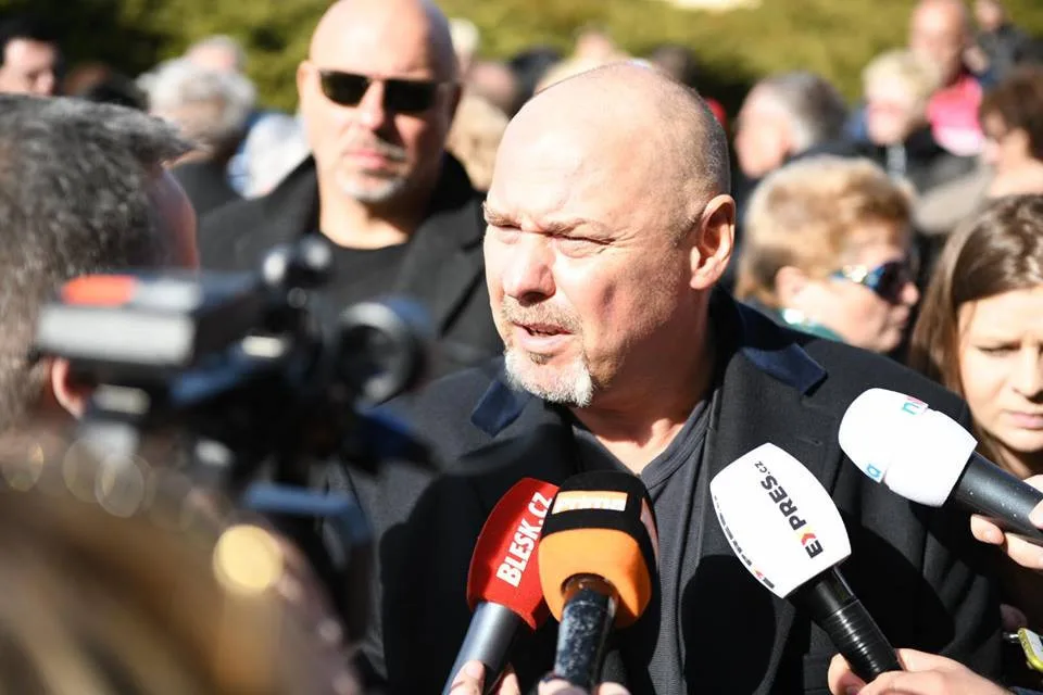 S Jiřím Pomeje se přišly rozloučit stovky lidí. Nechyběli ani kolegové z herecké branže