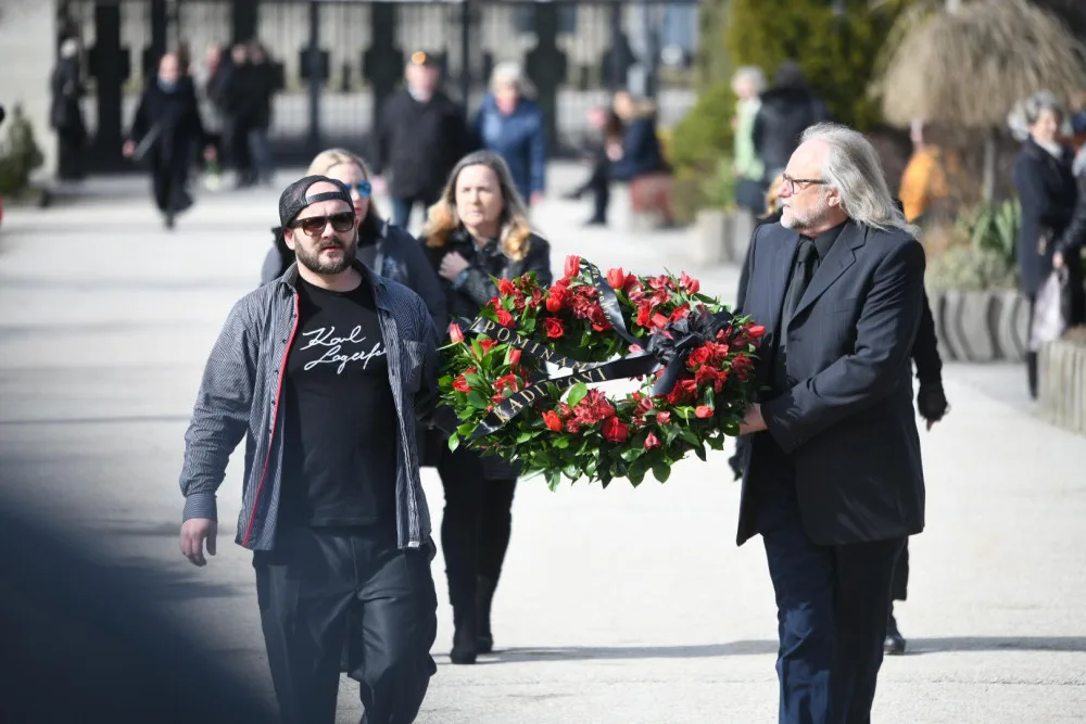 S Jiřím Pomeje se přišly rozloučit stovky lidí. Nechyběli ani kolegové z herecké branže