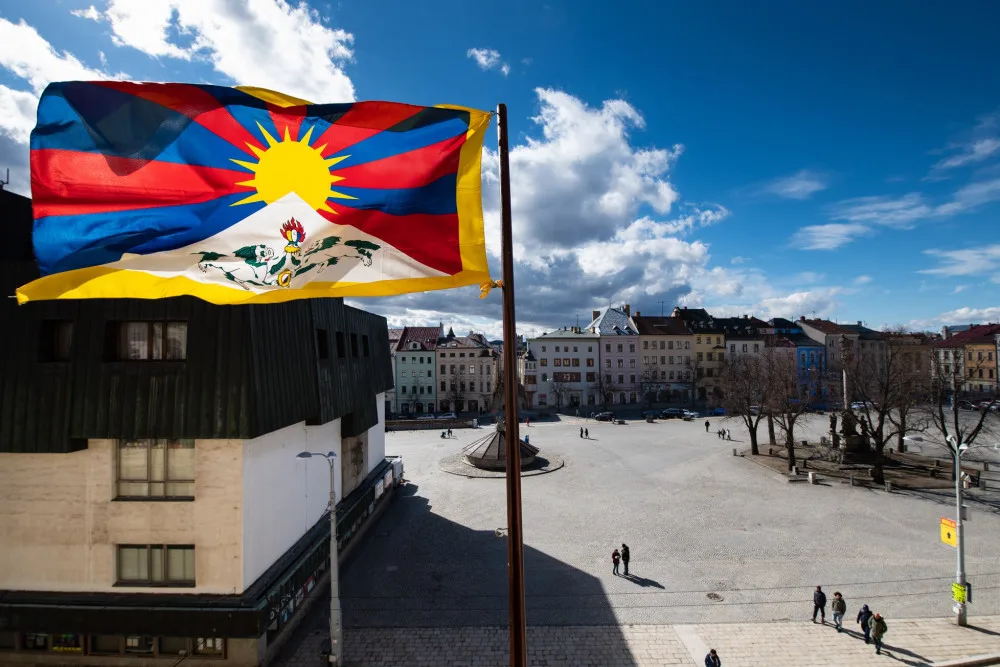 FOTO, VIDEO: Na radnici po dvou letech vlaje tibetská vlajka. Je to symbol solidarity, zní z radnice