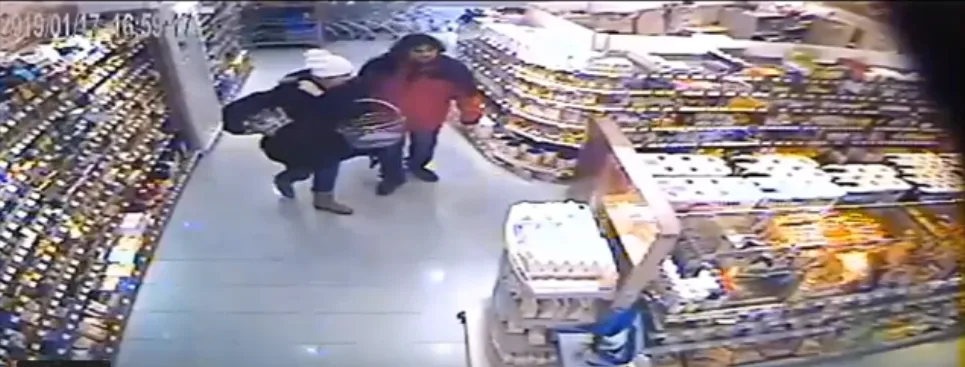 Krádež drogerie v City Parku: Nepoznáváte muže a ženu na videu?