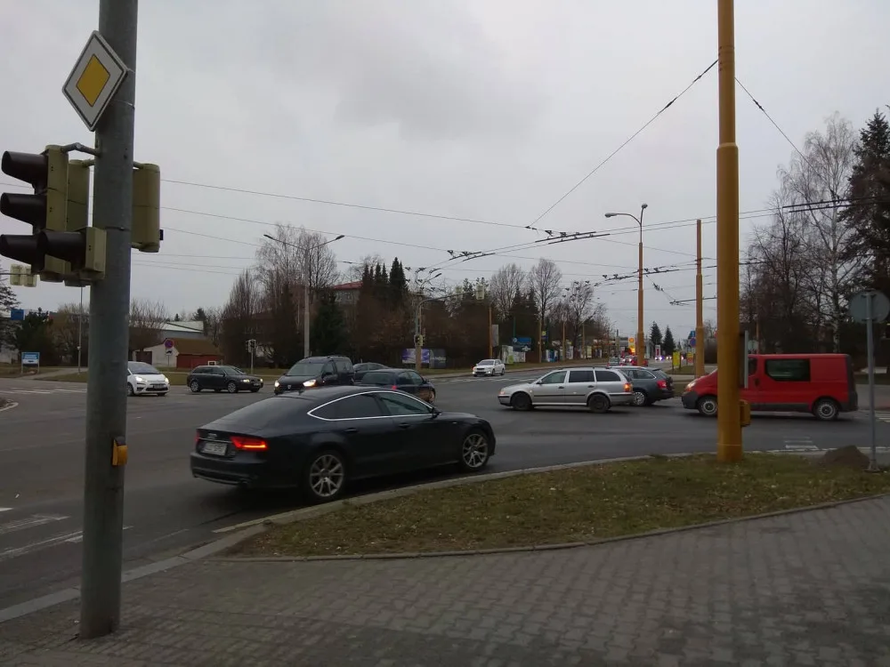 Kuriózní nehoda vyřadila světla na křižovatce u jihlavského Tesca. Ve špičce provoz řídí policisté