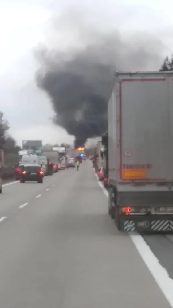 Na 124. km dálnice D1 směrem na Brno hořel kamion. Řidiči se musí připravit na zdržení