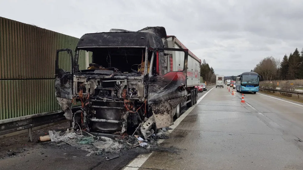 Na 124. km dálnice D1 směrem na Brno hořel kamion. Řidiči se musí připravit na zdržení