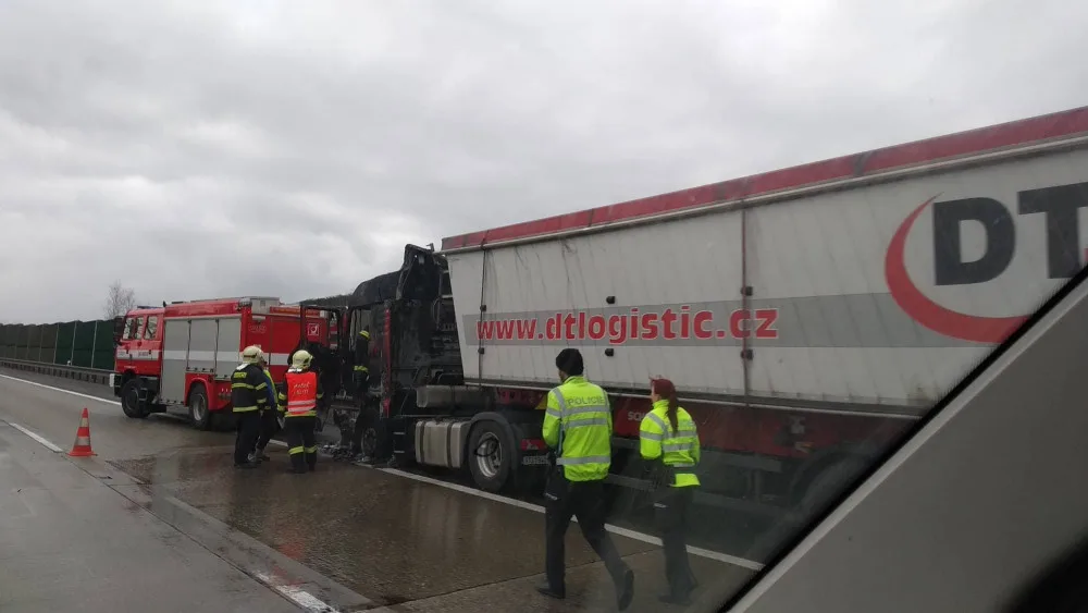 Na 124. km dálnice D1 směrem na Brno hořel kamion. Řidiči se musí připravit na zdržení