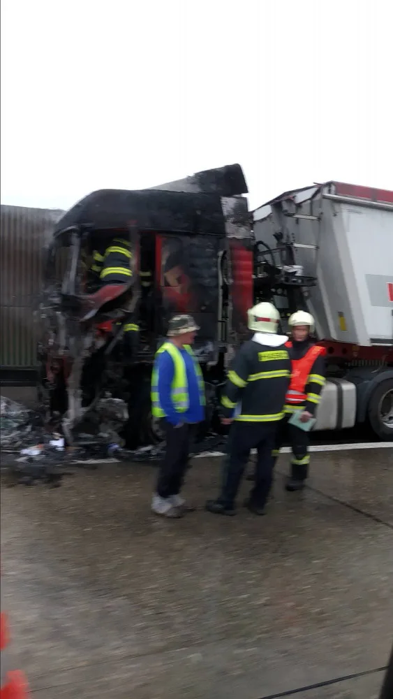 Na 124. km dálnice D1 směrem na Brno hořel kamion. Řidiči se musí připravit na zdržení