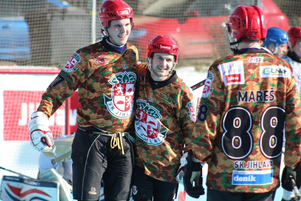 Béčko SK Jihlava porazilo brněnské Buldoky 4:2 , v čele druhé hokejbalové ligy jsou ale Jihlava Flyers
