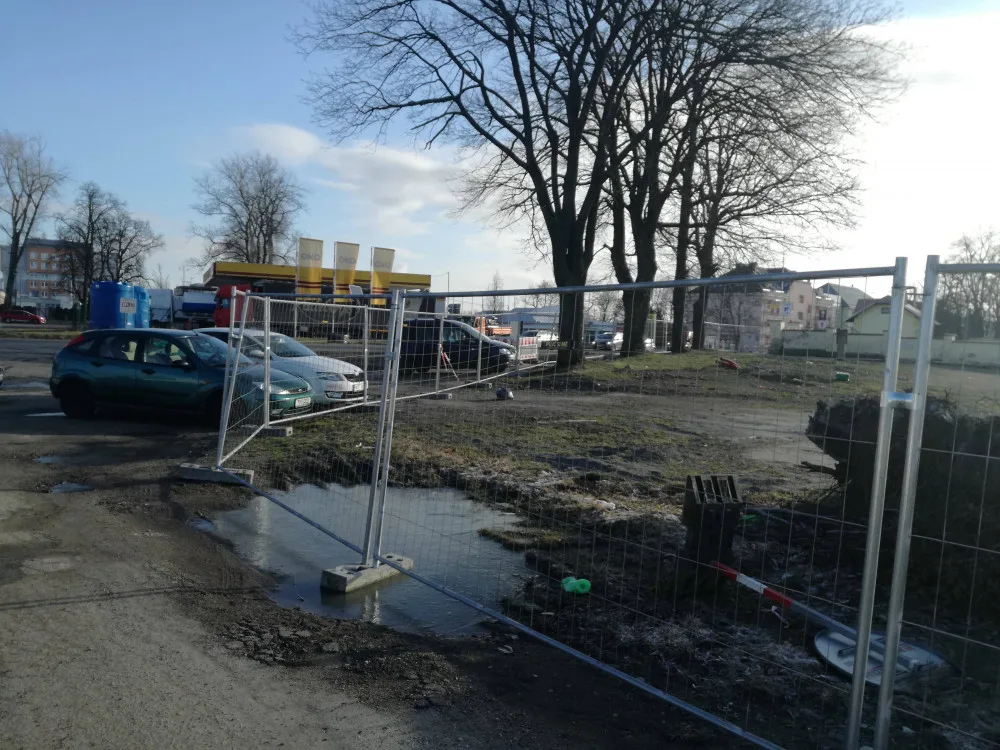 Práce na slibovaném P+R parkovišti v Jihlavě se minimálně o rok posouvají. Hledá se nový zhotovitel