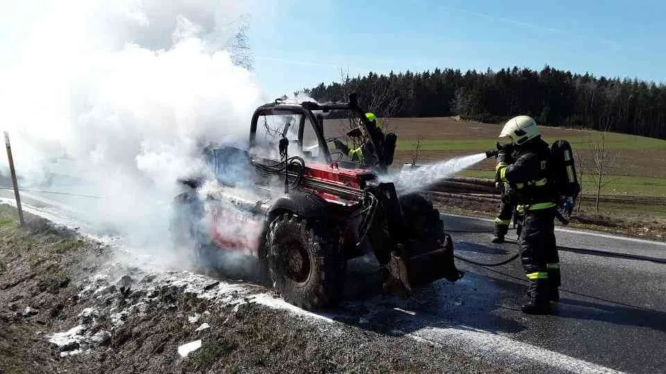 FOTO: Na Žďársku shořel zemědělský nakladač. Škoda je půl milionu korun