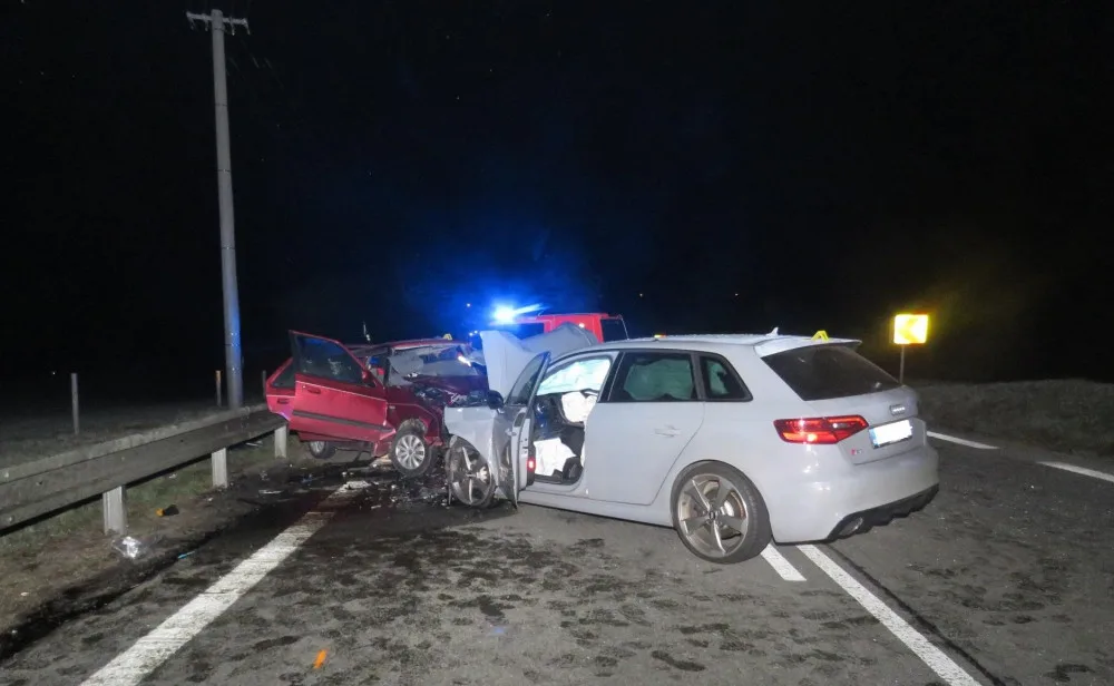 Čelní střet dvou osobních aut u Vílance nepřežili dva muži. Třetí skončil v nemocnici