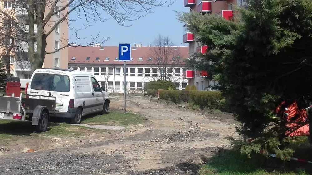 Na ulici Bří Čapků začala úprava komunikace. Parkování je pro obyvatele značně omezené