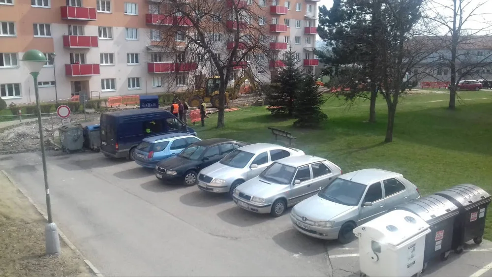 Na ulici Bří Čapků začala úprava komunikace. Parkování je pro obyvatele značně omezené