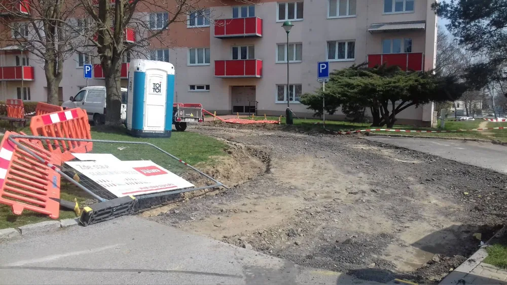 Na ulici Bří Čapků začala úprava komunikace. Parkování je pro obyvatele značně omezené