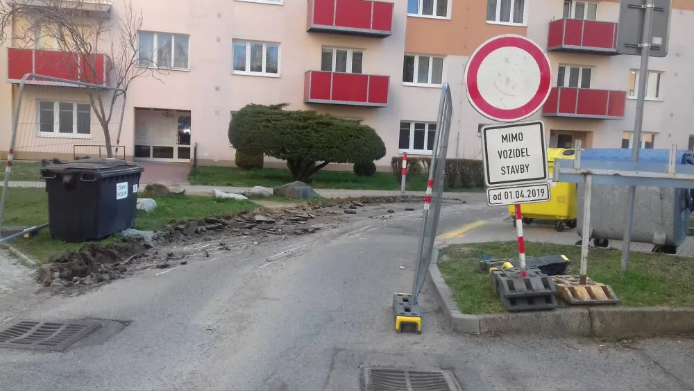 Na ulici Bří Čapků začala úprava komunikace. Parkování je pro obyvatele značně omezené