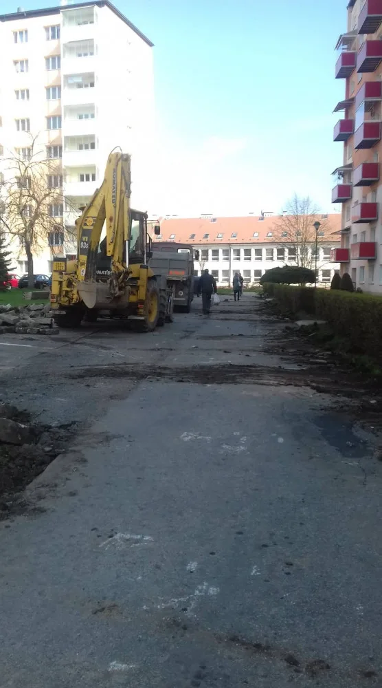 Na ulici Bří Čapků začala úprava komunikace. Parkování je pro obyvatele značně omezené