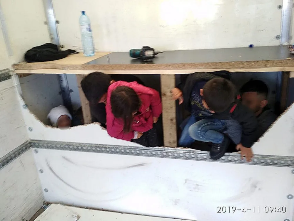 Cizinec, který převážel 13 migrantů včetně dětí, skončil ve vazbě. Běženci pochází z Iránu