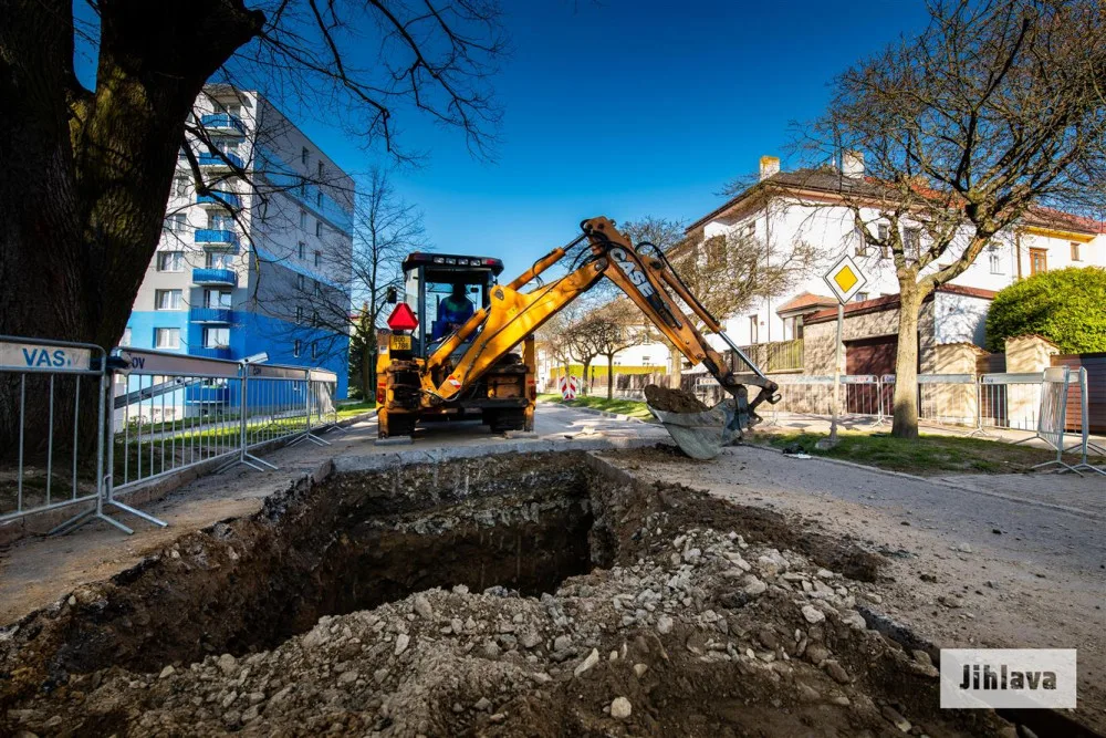 Telečskou ulici uzavřela porucha kanalizace. Opravy by měly trvat maximálně dva dny