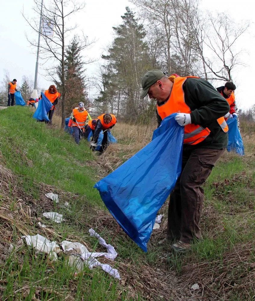 Do akce "Čistá Vysočina" se zapojili i zaměstnanci jihlavského Bosche, z přírody vynesli přes půl tuny odpadků