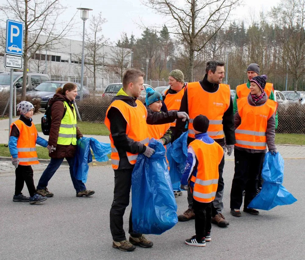 Do akce "Čistá Vysočina" se zapojili i zaměstnanci jihlavského Bosche, z přírody vynesli přes půl tuny odpadků