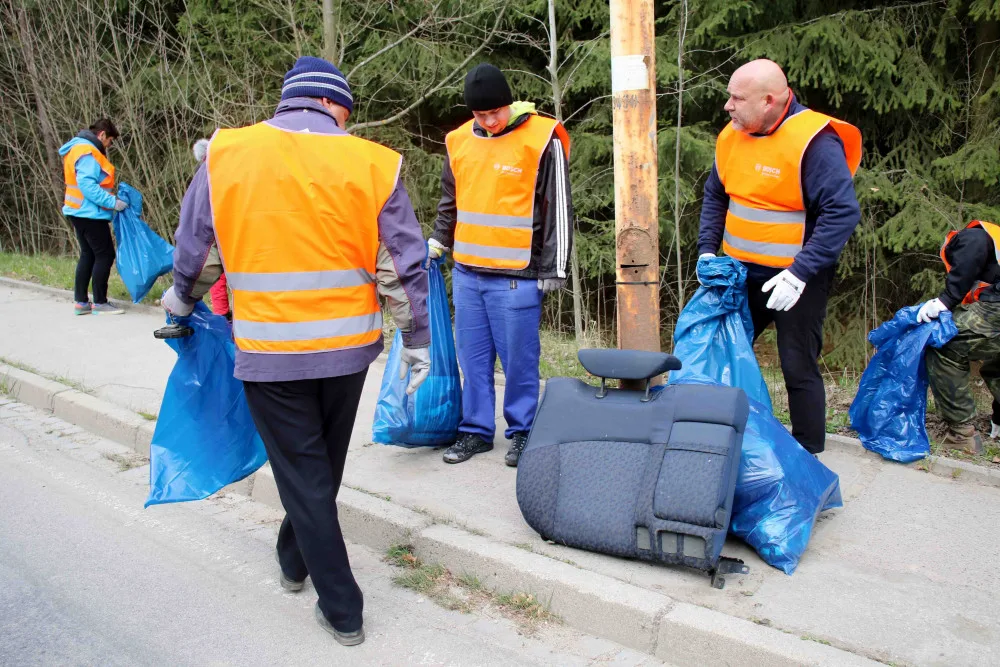 Do akce "Čistá Vysočina" se zapojili i zaměstnanci jihlavského Bosche, z přírody vynesli přes půl tuny odpadků