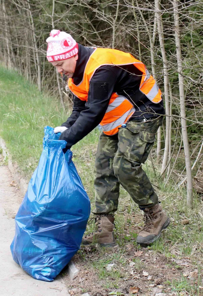 Do akce "Čistá Vysočina" se zapojili i zaměstnanci jihlavského Bosche, z přírody vynesli přes půl tuny odpadků