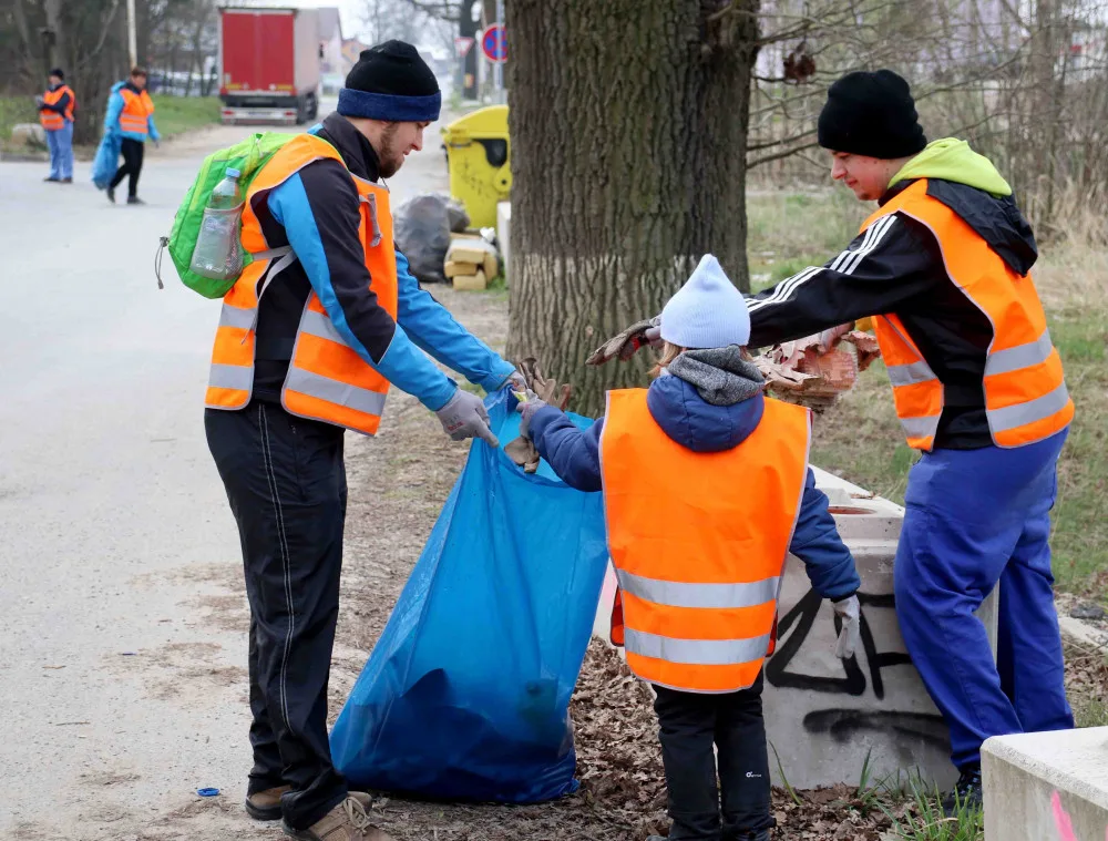 Do akce "Čistá Vysočina" se zapojili i zaměstnanci jihlavského Bosche, z přírody vynesli přes půl tuny odpadků