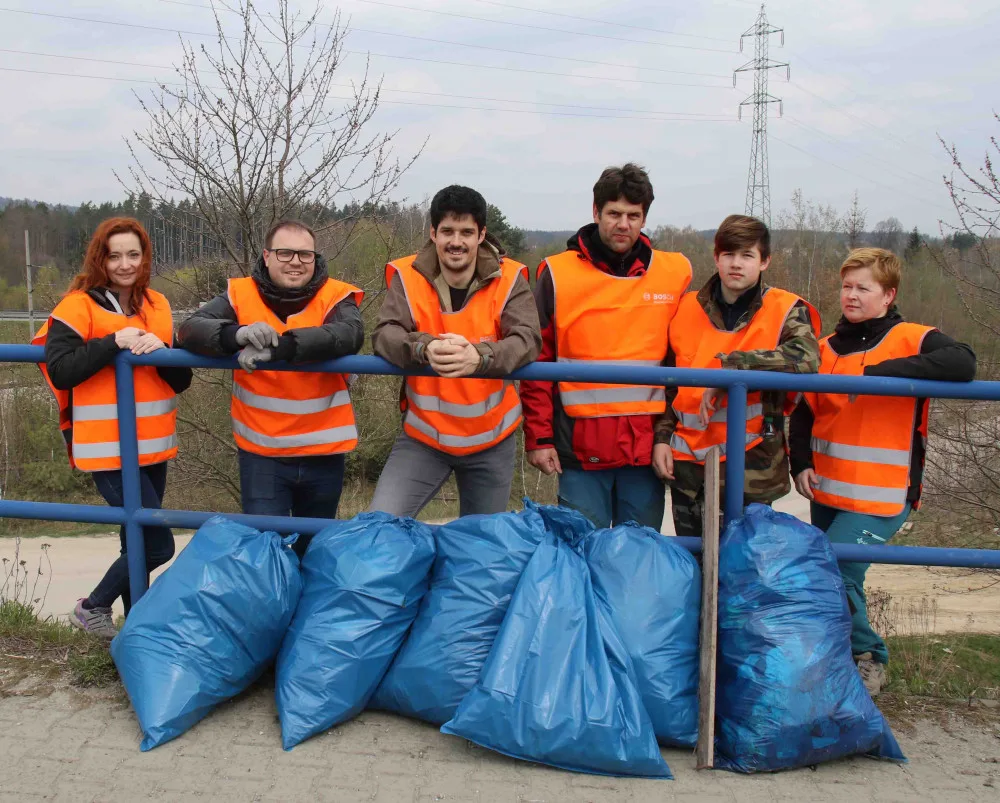Do akce "Čistá Vysočina" se zapojili i zaměstnanci jihlavského Bosche, z přírody vynesli přes půl tuny odpadků