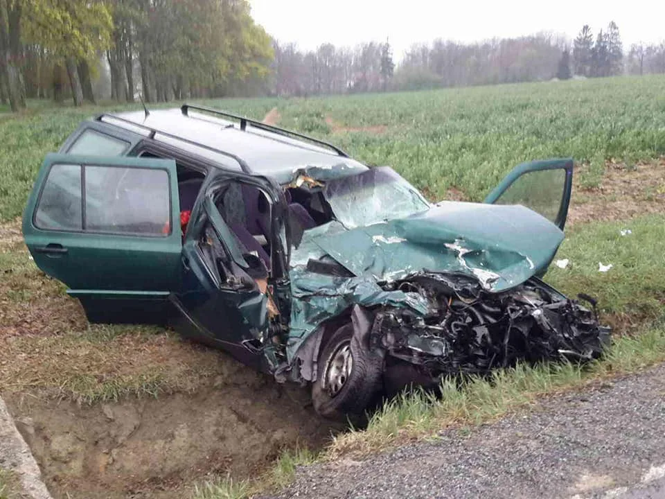 Odpolední nehoda dvou aut uzavřela silnici na Větrný Jeníkov. Dva lidé se zranili