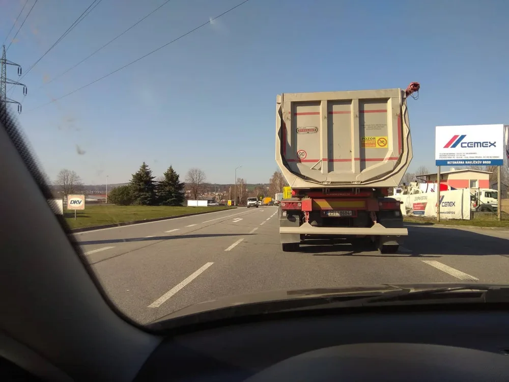 Na vjezdu do Havlíčkova Brodu od Jihlavy se tvoří dlouhé kolony, policie žádá o včasné dokončení oprav