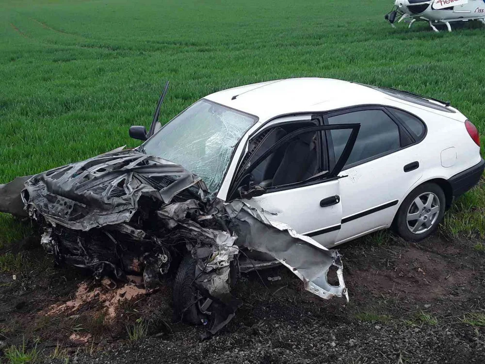 Nehoda náklaďáku se dřevem komplikovala dopravu na Jihlavsku. Zasahovali i leteční záchranáři