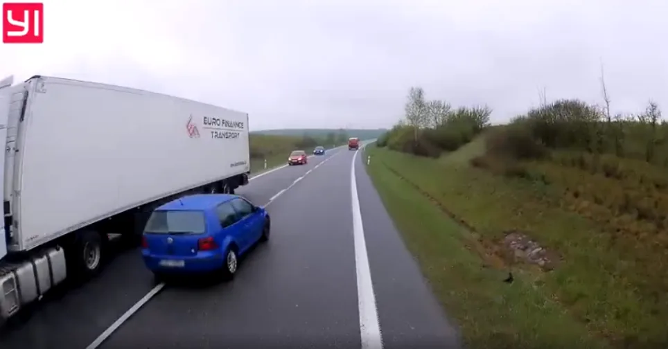 Nebezpečné předjíždění na obchvatu Jihlavy. To, že jsem přibrzdil a uhnul na stranu, zařídil reflex, říká předjížděný řidič