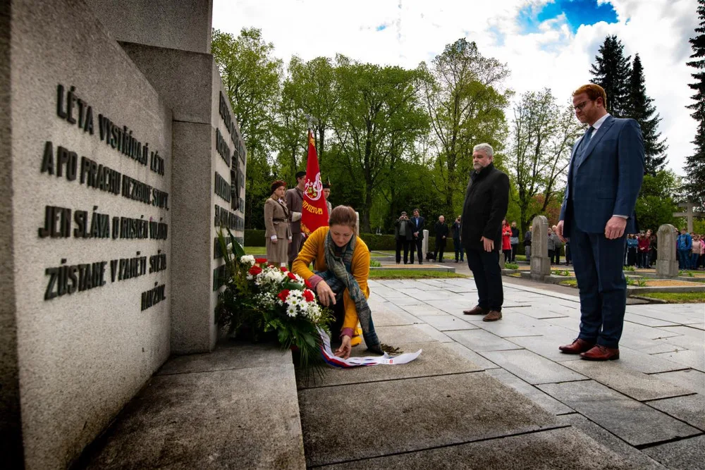 Jihlava na ústředním hřbitově uctila památku padlých vojáků