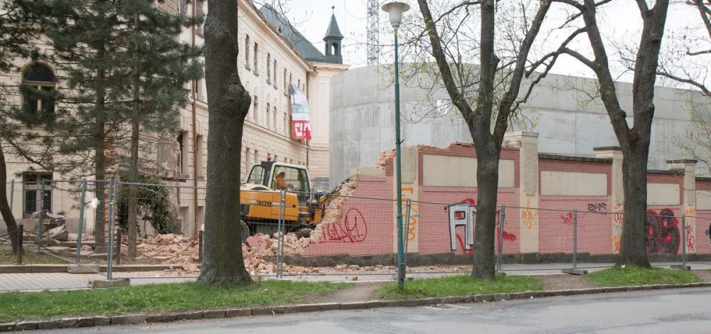 U autobusáku se bourá zeď, za kterou komunistický režim popravil jedenáct lidí. Nahradí ji aula VŠPJ