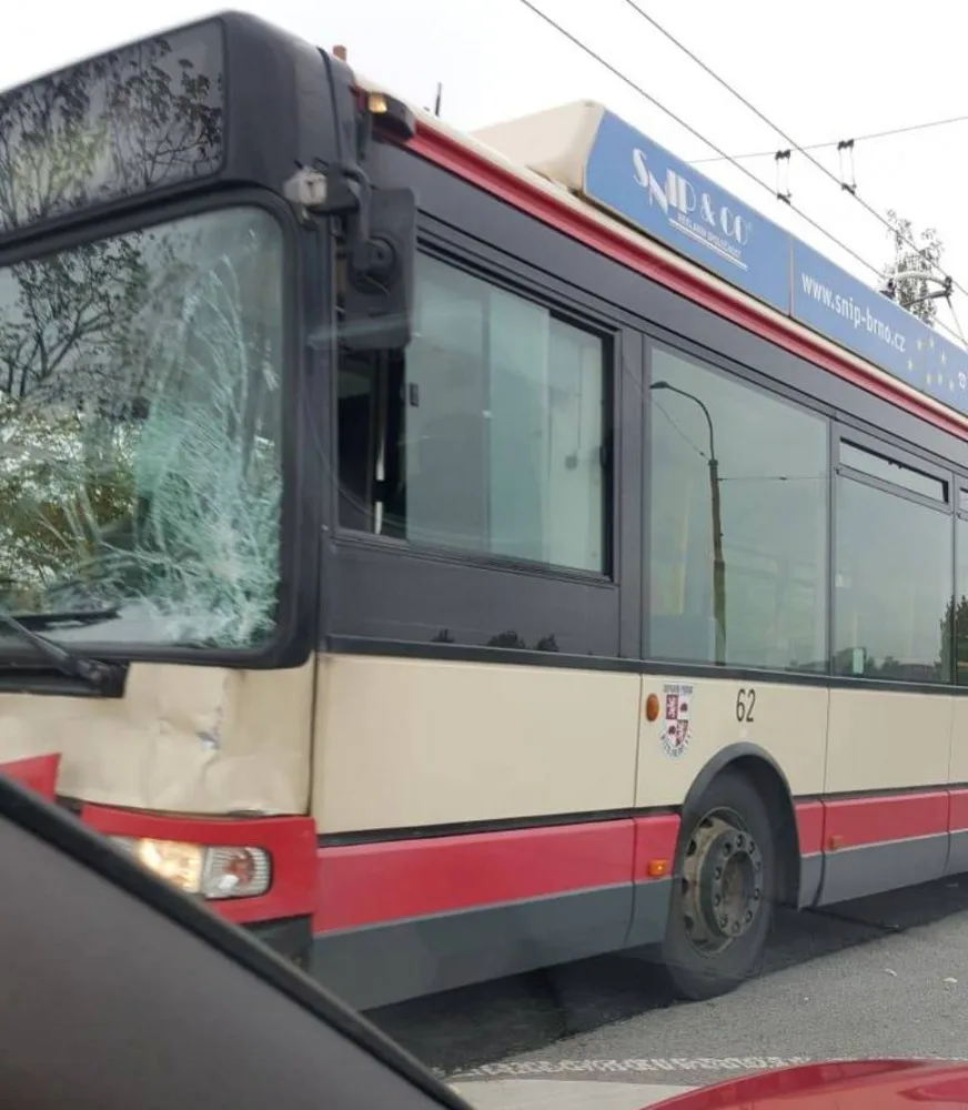 Nedaleko mlékáren na Jiráskově ulici se srazil trolejbus s osobákem. Jeden z řidičů se zranil