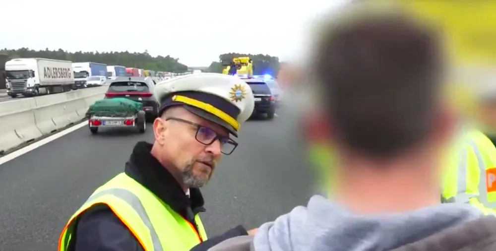 Chcete vidět mrtvé lidi? Vyfotit si je? Německý policista vyškolil českého řidiče