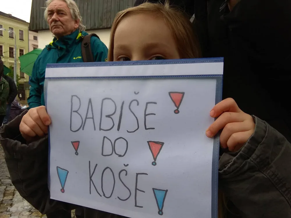Náměstí opět zaplnili demonstranti. Požadují demisi Benešové a Babiše
