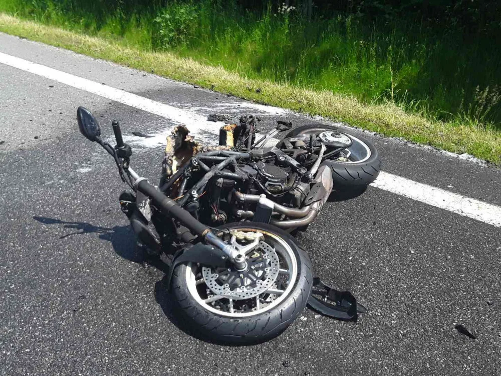 Motorka začala za jízdy hořet. Pro zraněného řidiče přiletěl vrtulník 